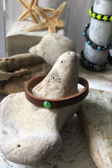 Bracciale cuoio e cabochon verde KORU