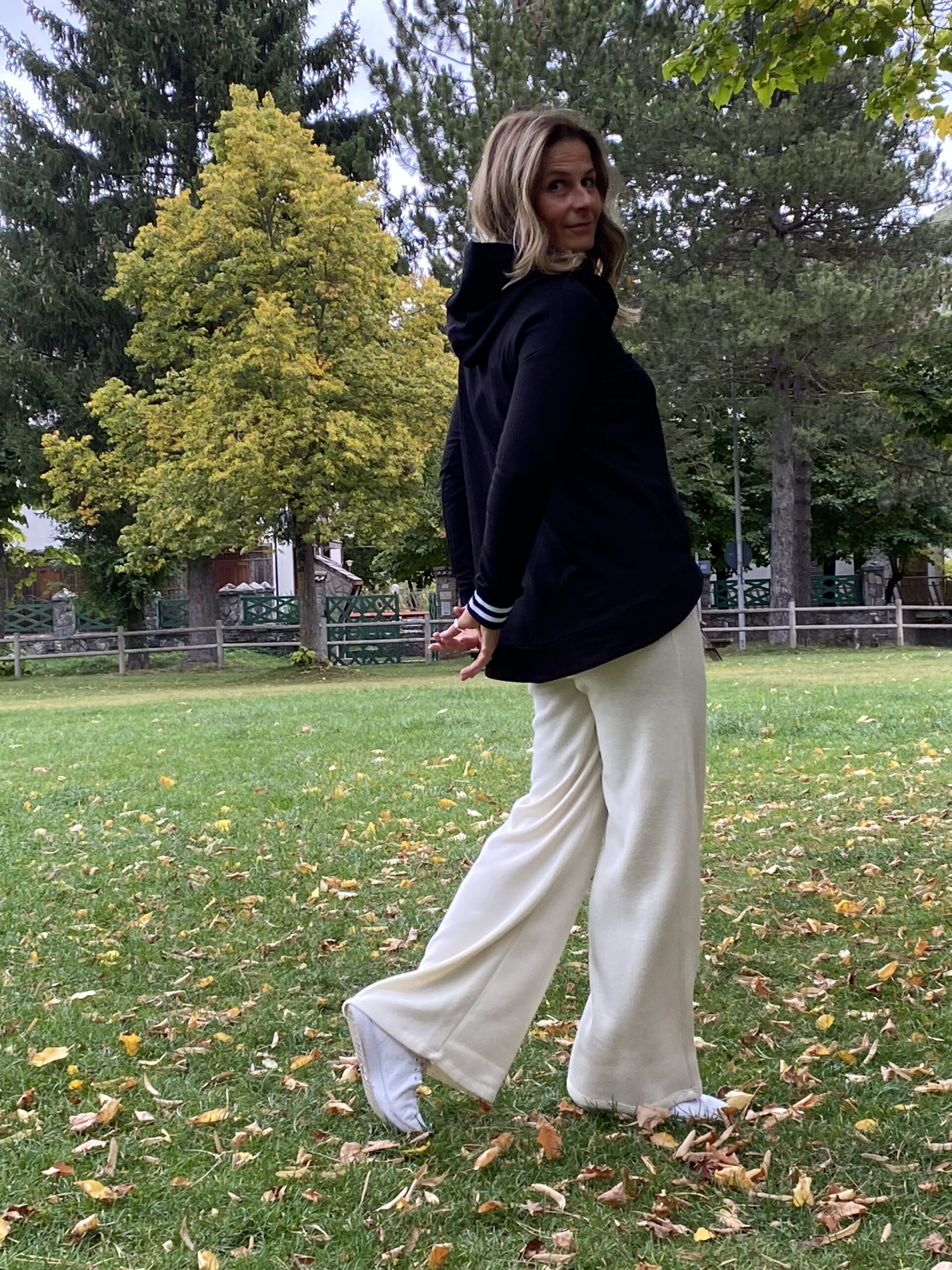 Pantalone in maglia Le Streghe particolare - dietro