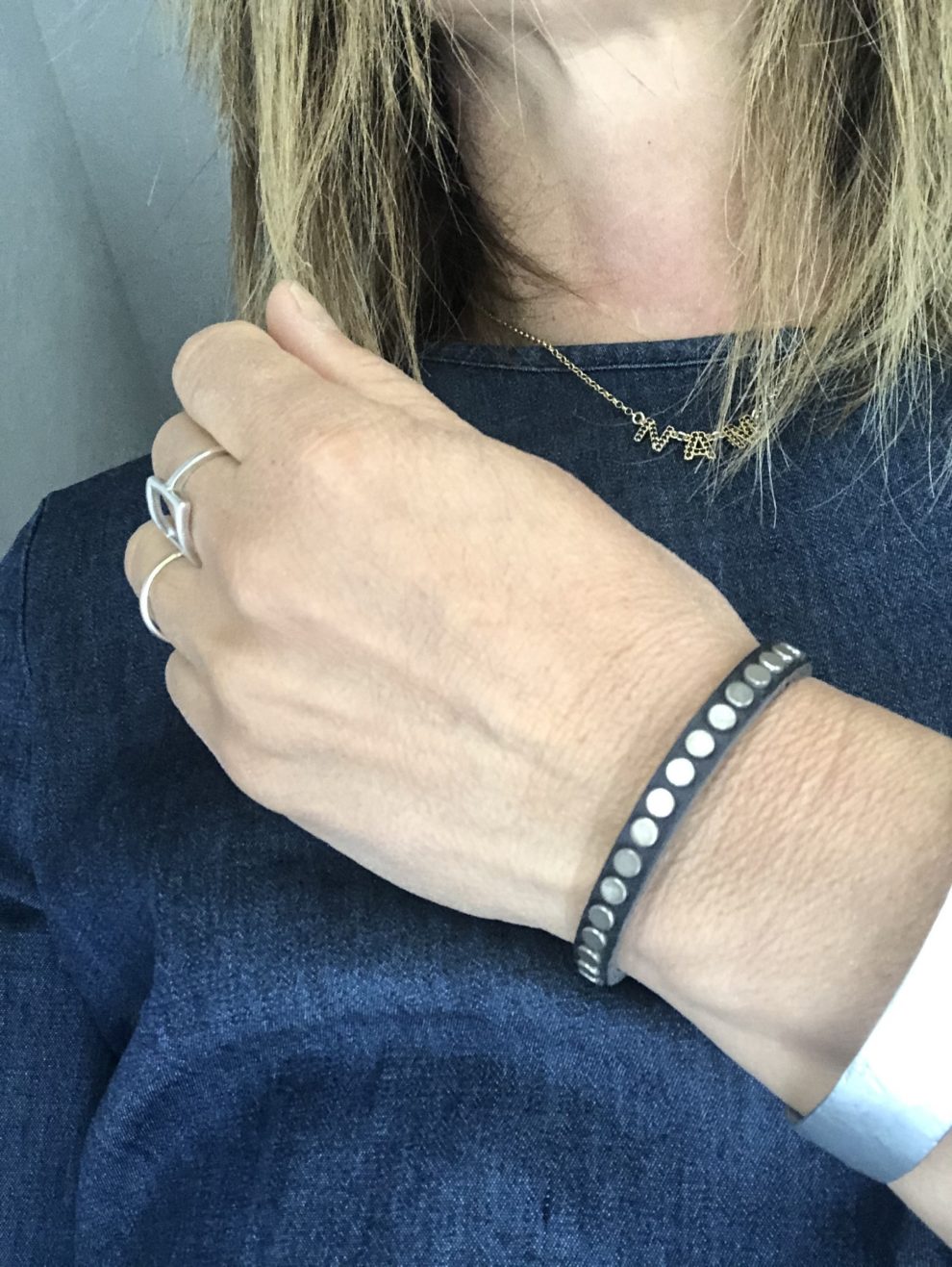 Bracciale borchie KORU particolare - indossato